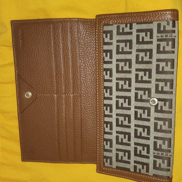 ✅️100% Authentic Fendi Wallet - Picture 2 of 8